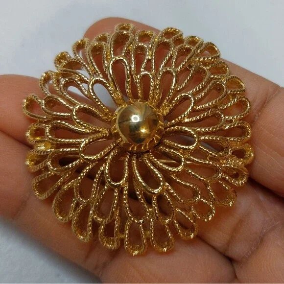 Vintage Trifari Gold Tone Filigree Domed Chrysanthemum Brooch Pin - Picture 2 of 6